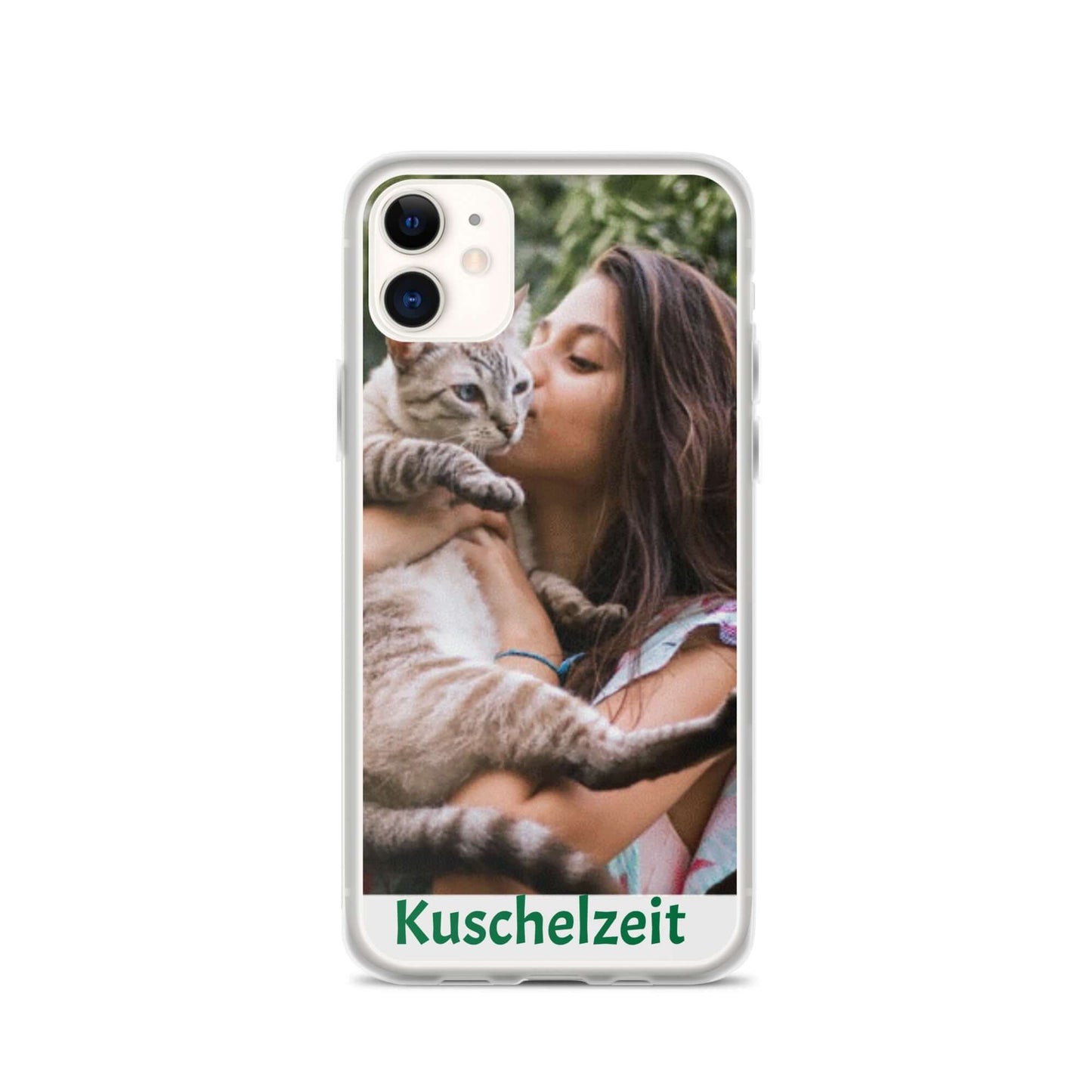 Personalisierte iPhone-Hülle mit Foto einer Frau, die eine Katze küsst, und dem Text "Kuschelzeit". Schützende Handyhülle selbst gestalten.