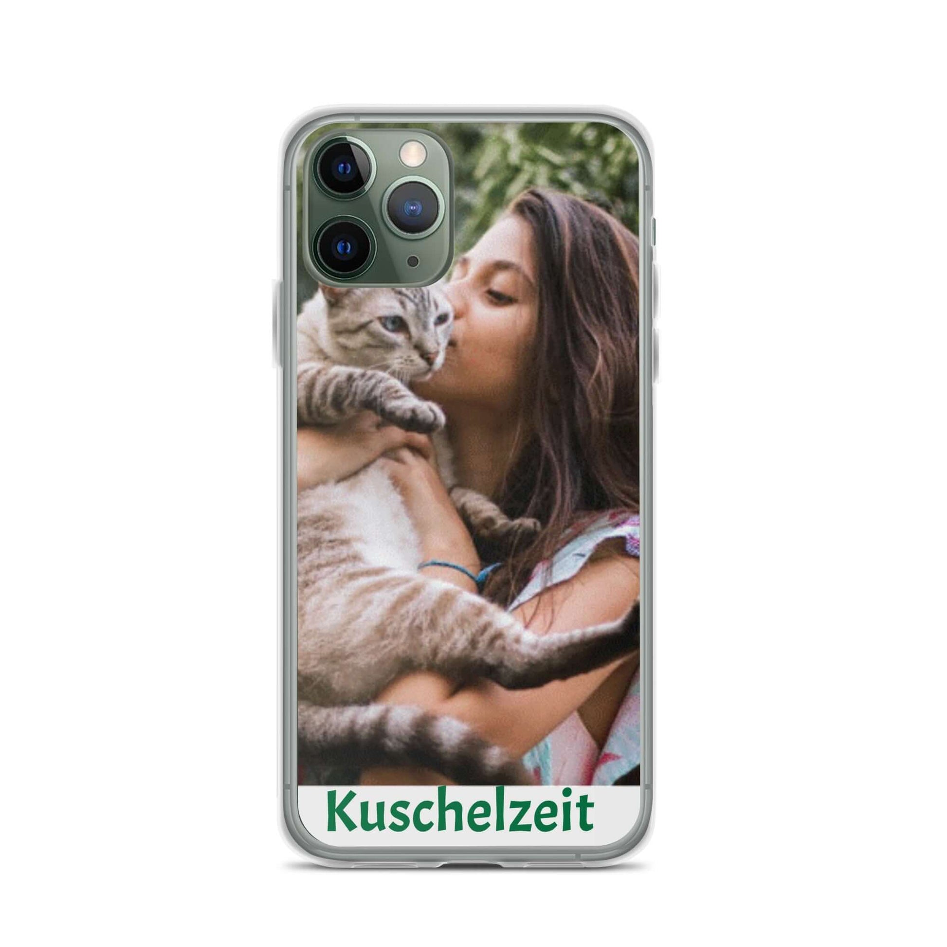 Personalisierte iPhone-Hülle mit Foto eines Mädchens, das eine Katze umarmt und dem Text "Kuschelzeit". Schütze dein Handy stilvoll.