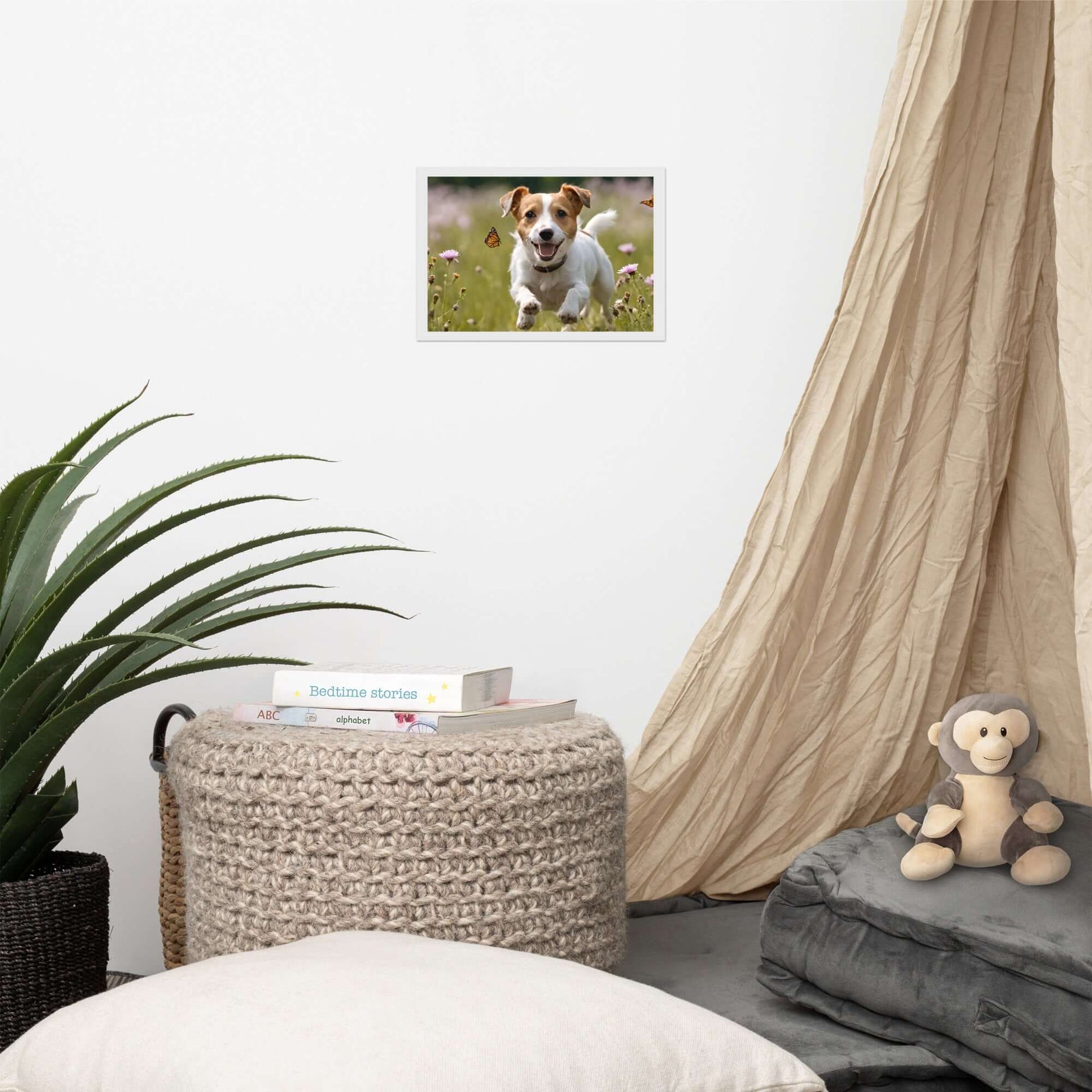 Wandposter online kaufen in Museumsqualität, fröhlicher Hund in Blumenwiese, perfekt für Zimmerdekoration, hochwertiges mattem Papier