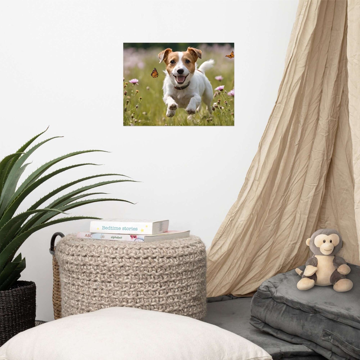 Wandposter eines glücklichen, laufenden Hundes in einem gemütlichen Zimmer mit Pflanzen und Spielzeug.