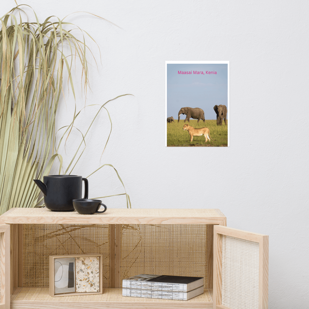 Hochformatiges Museums-Poster mit Tieren aus der Masai Mara, Kenia, das einen eleganten Akzent in einem modernen Raum setzt