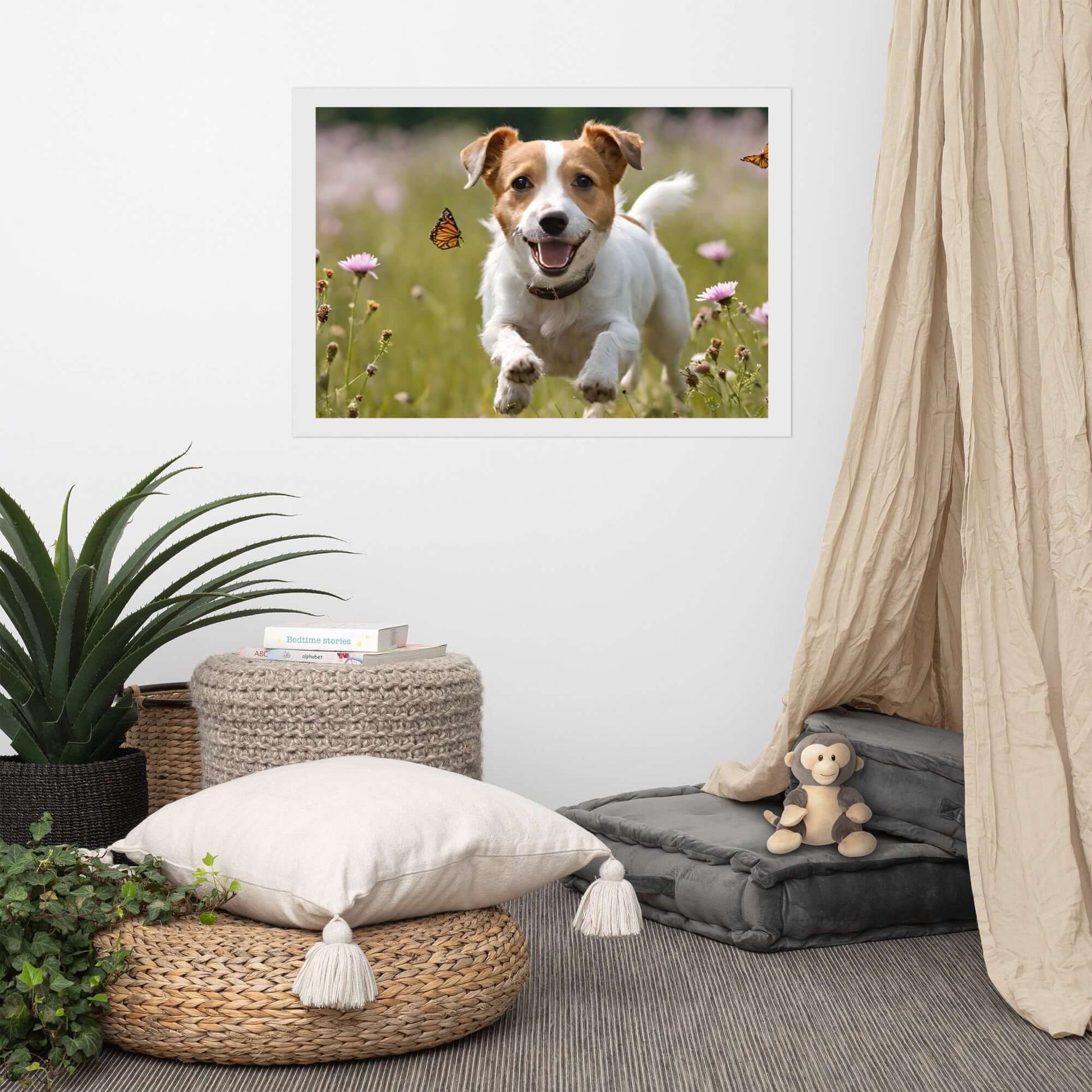 Poster auf mattem Papier mit fröhlichem Hund in Blumenfeld an Zimmerwand, dekoriert mit Kissen und Pflanzen.